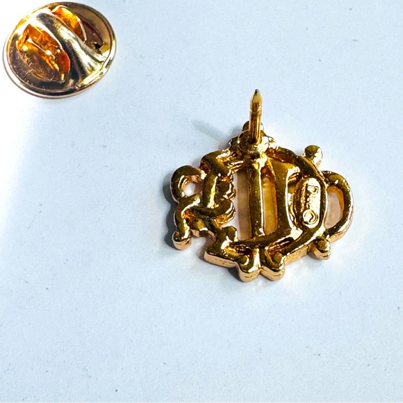 CHRISTIAN DIOR Vintage Logo Brooch Pin on card CD gold signed - Picture 5 of 5